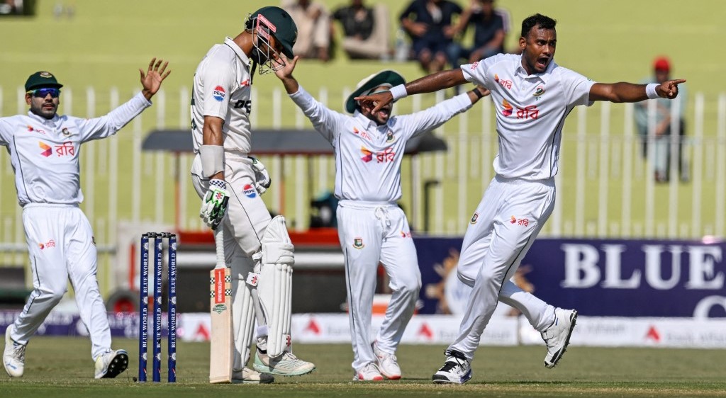 At the end of the first day, Pakistan collected 158 runs after losing 4 wickets