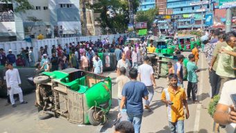 Clash between businessmen and autorickshaw drivers in Bandar Bazar, shops and cars vandalized: 30 injured