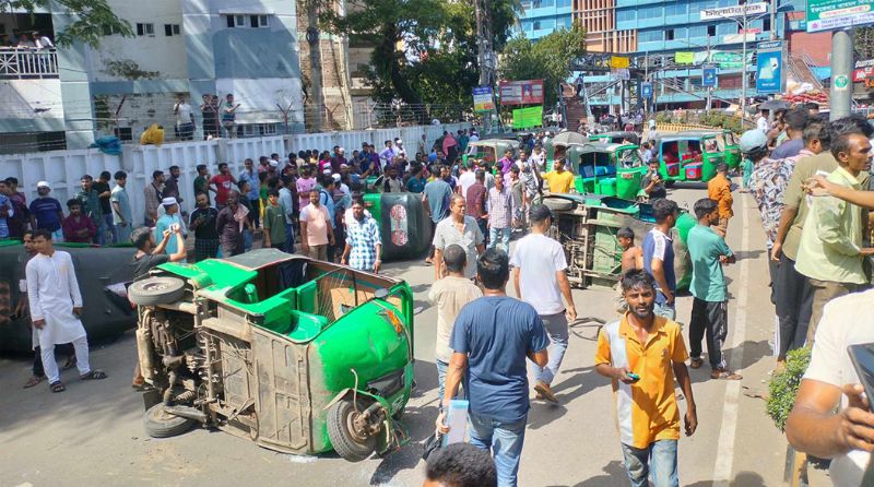 Clash between businessmen and autorickshaw drivers in Bandar Bazar, shops and cars vandalized: 30 injured