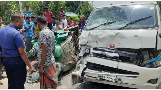 5 killed in microbus-autorickshaw collision in Sirajganj