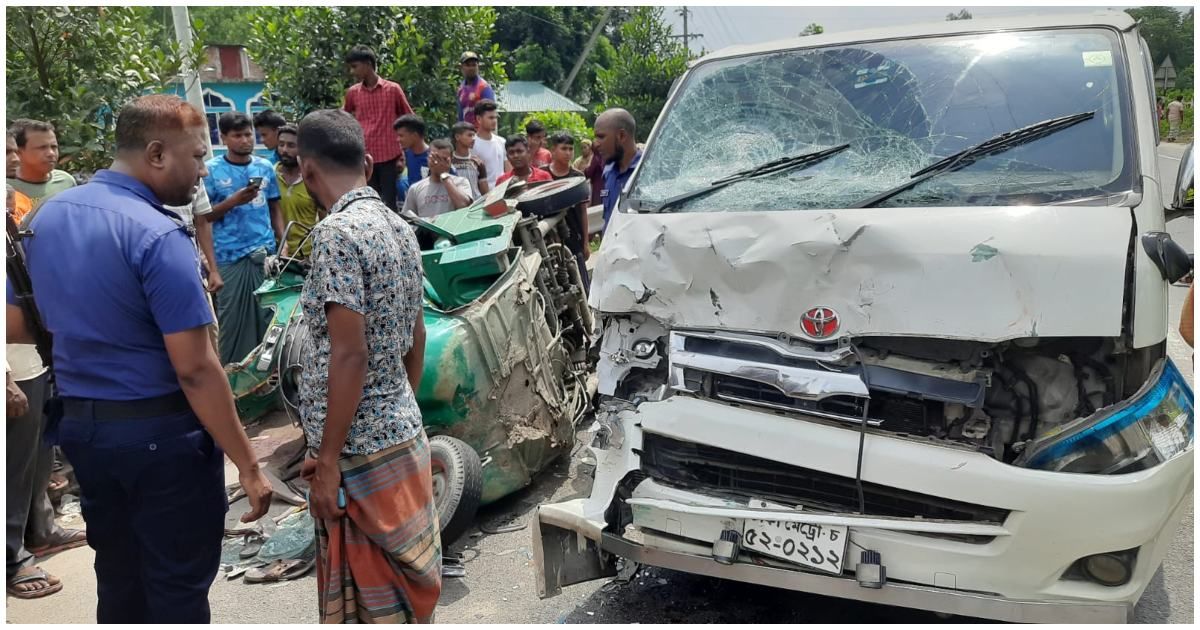 5 killed in microbus-autorickshaw collision in Sirajganj