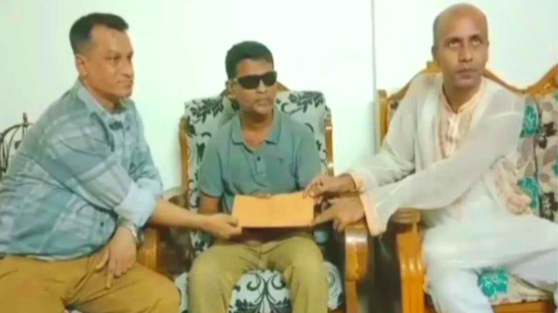 Alal, who lost an eye after being shot in Sylhet, was given a donation by the Spain South Volunteer Group