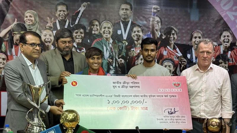 One crore rupees prize for the winning female footballers