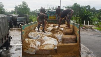 Indian goods of 3.5 million rupees were recovered from the sand loading truck in Madhavpur