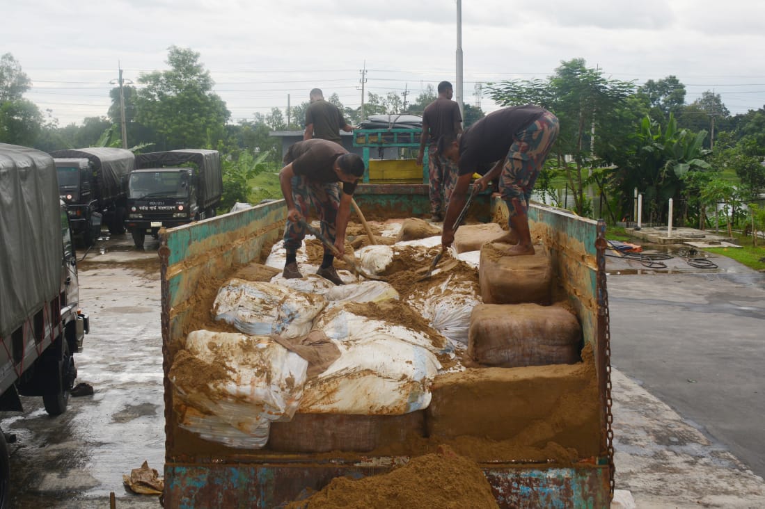 Indian goods of 3.5 million rupees were recovered from the sand loading truck in Madhavpur