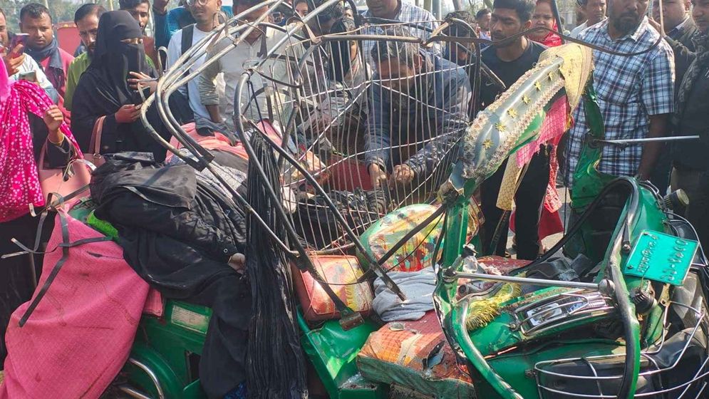 Passenger bus-autorickshaw head-on collision in Sherpur: 5 killed