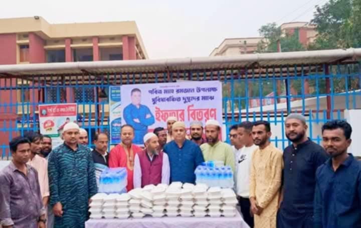 Youth Dal leader and councilor candidate Azad distributes Iftar