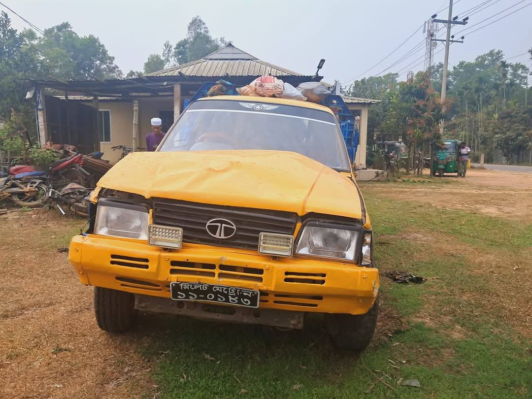 Pickup carrying workers overturns in Srimangal, 2 killed, 18 injured