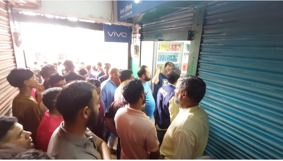 Two mobile phone showrooms robbed in Moulvibazar, goods worth Tk 45 lakh looted