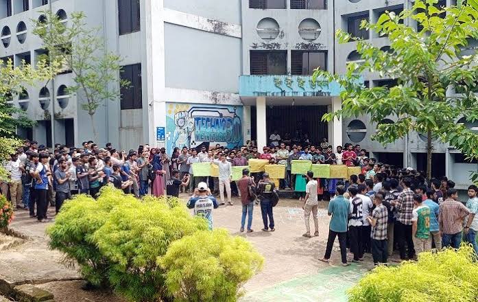 Protest by Sylhet Engineering College Students Continues