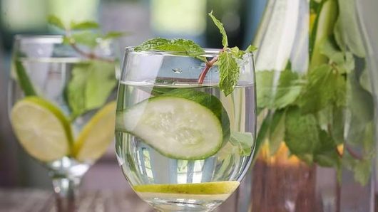Discover the benefits of drinking cucumber-infused water