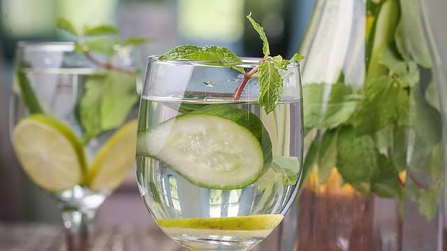 Discover the benefits of drinking cucumber-infused water
