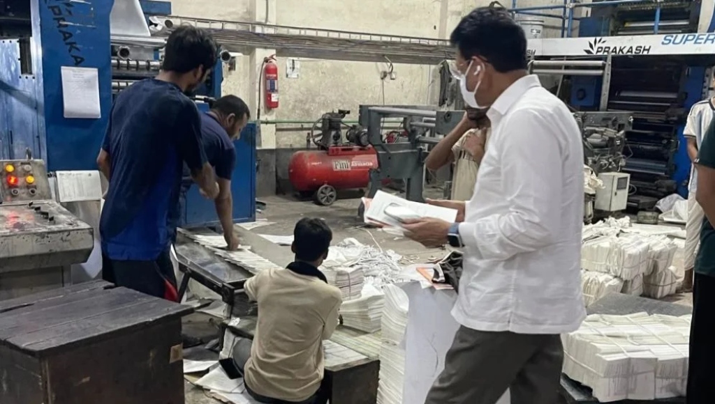 Education Minister Conducts Surprise Midnight Inspection of Printing Presses